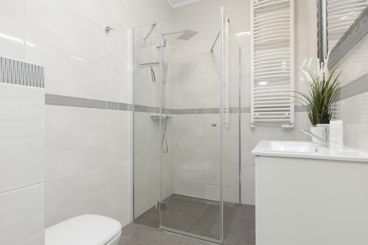 Modern One Bedroom With Parking In By Renters Prestige Łódź