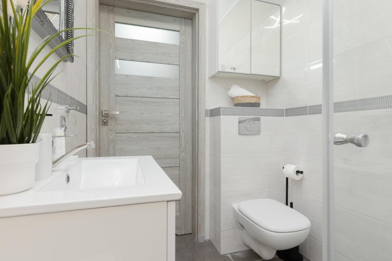 Modern One Bedroom With Parking In By Renters Prestige *